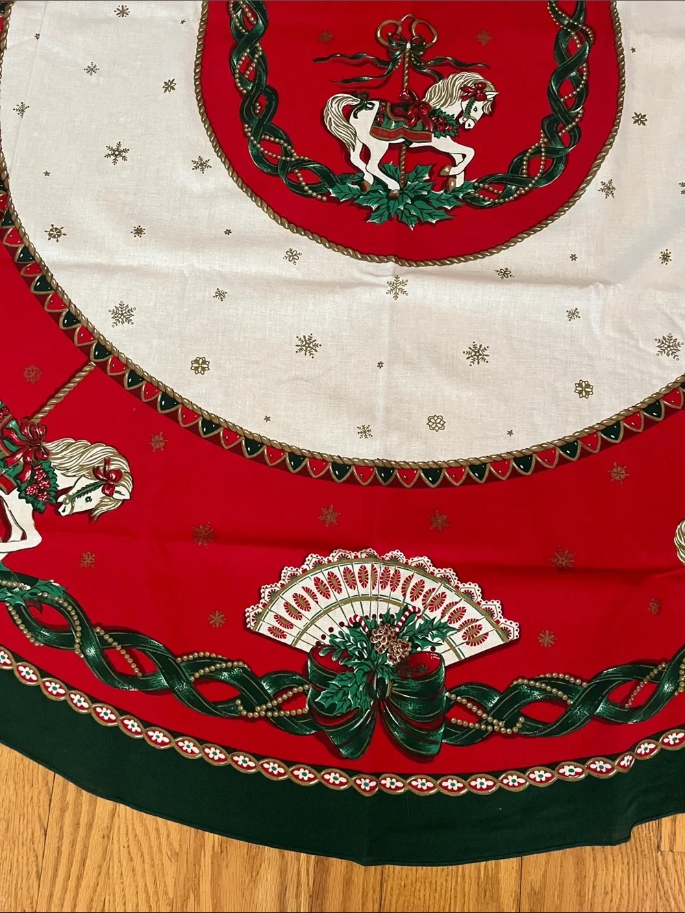 Vtg Christmas Tablecloth VICTORIAN TIDINGS Oval Carousel Horses Holly Fans+ READ